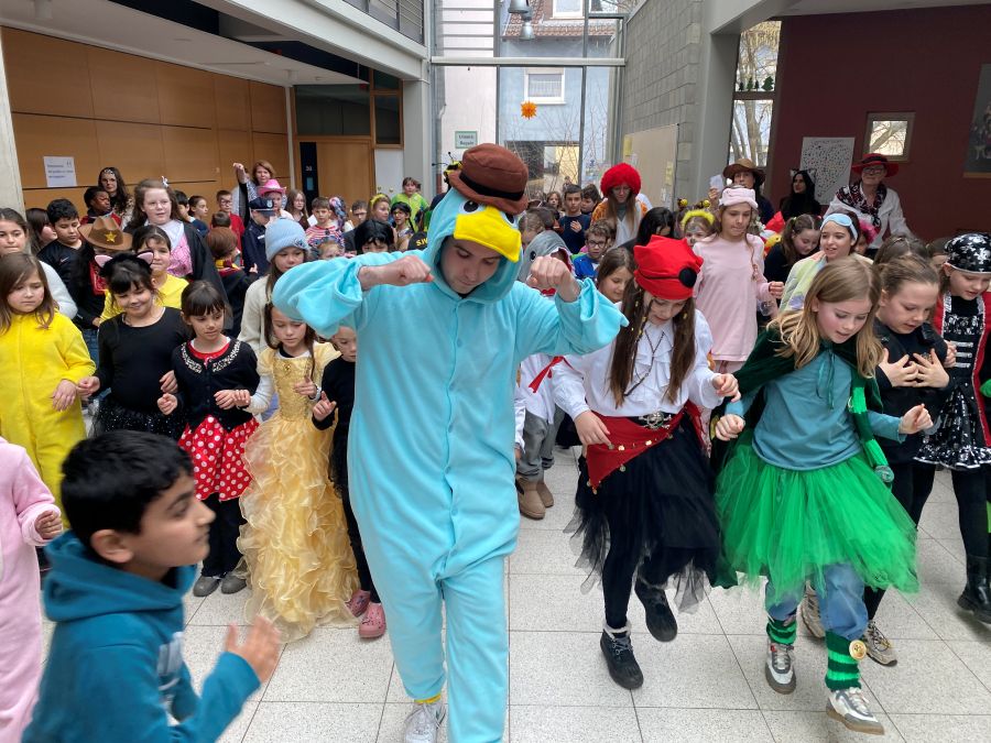 Herr Schneider zeigt, wie der Tanz geht.