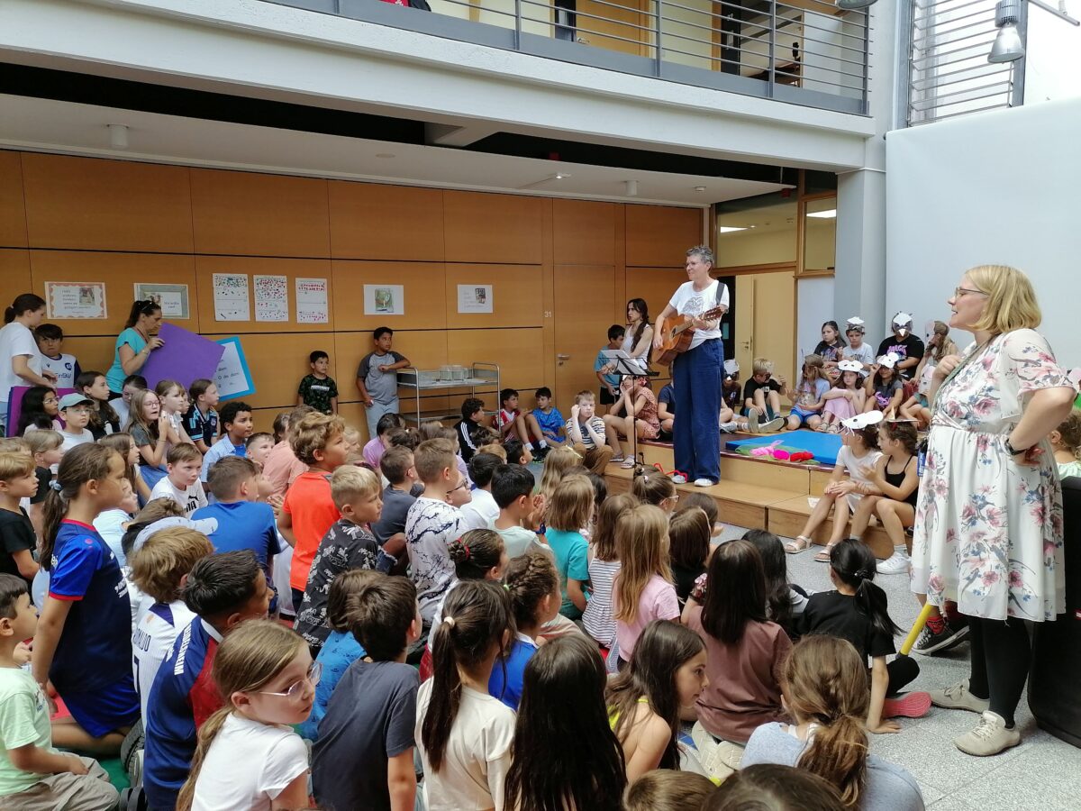 Wir Versammlung in der Aula