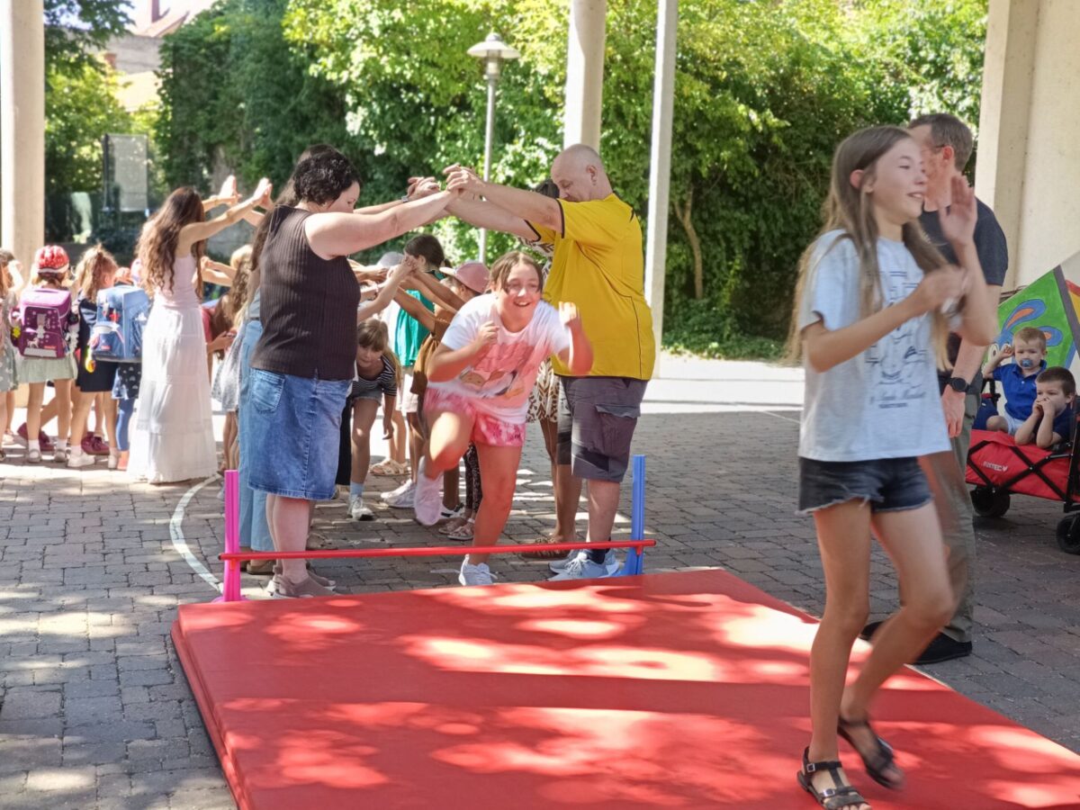 Alle stehen Spalier, um die 4. Klässler zu verabschieden.